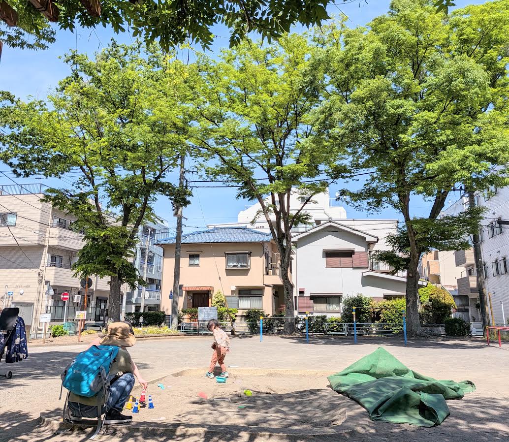 公園で遊ぶ子ども