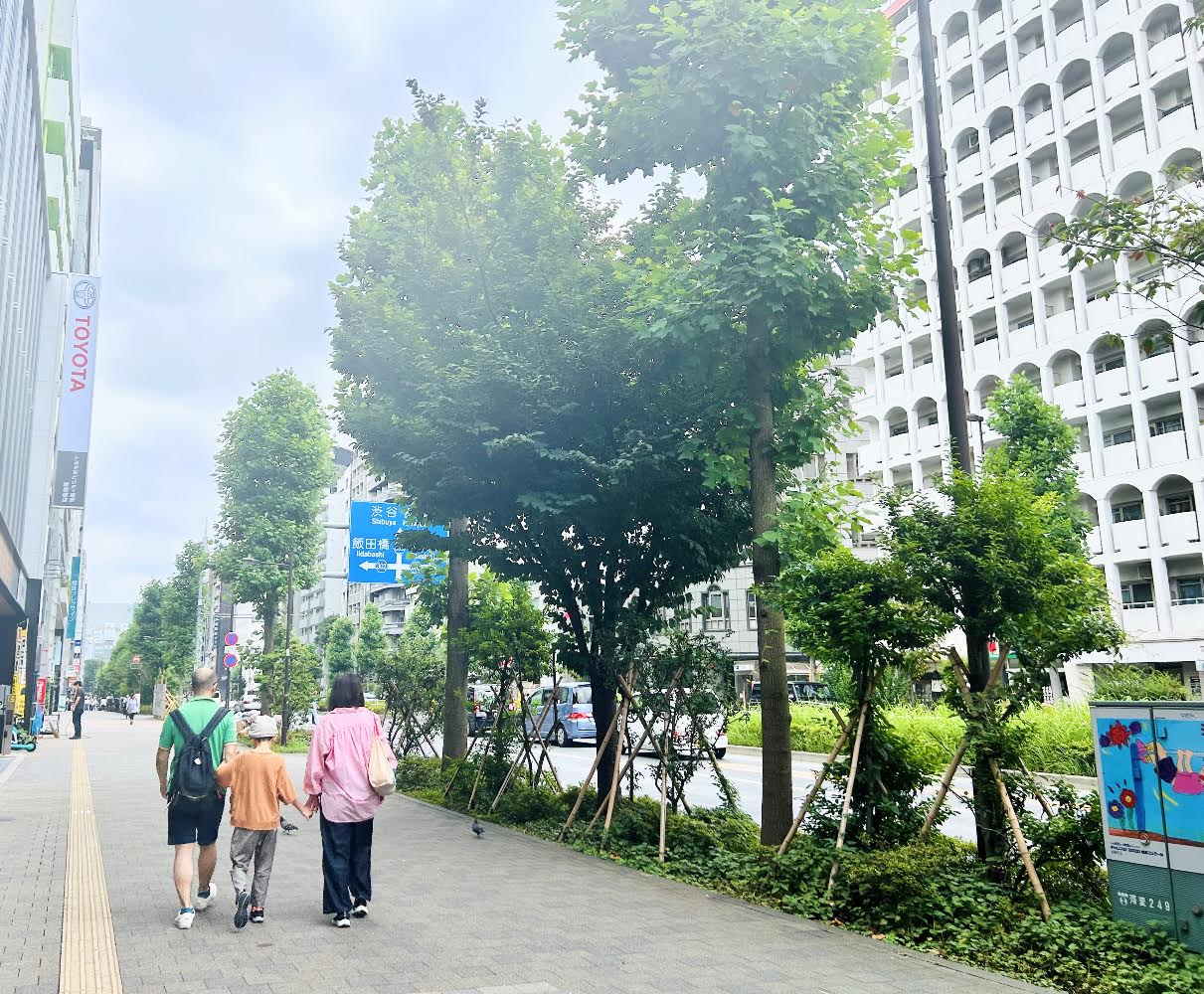 歩道を歩く親子
