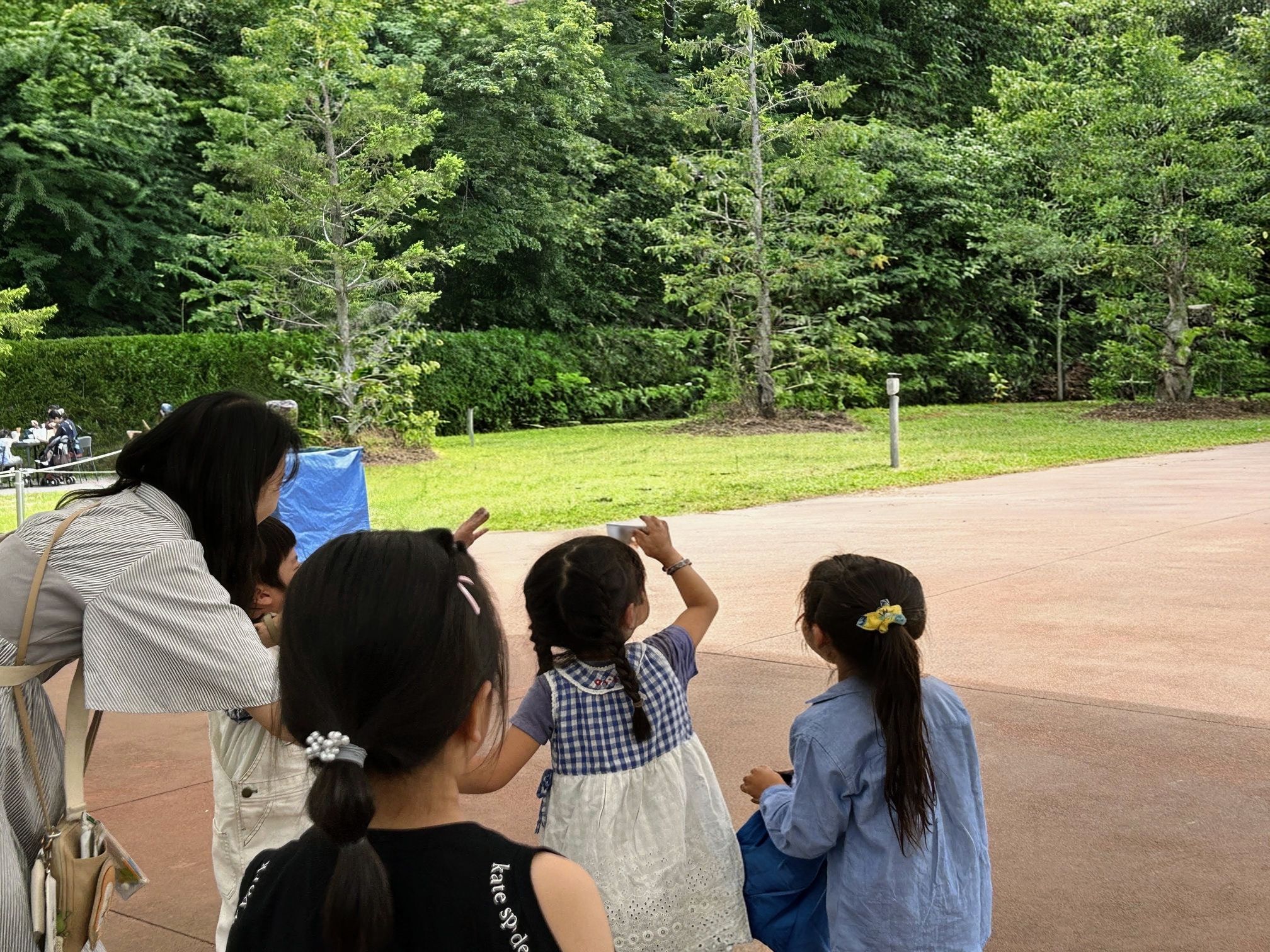 空を見上げる子どもたち