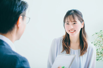 笑顔で面談する若い女性