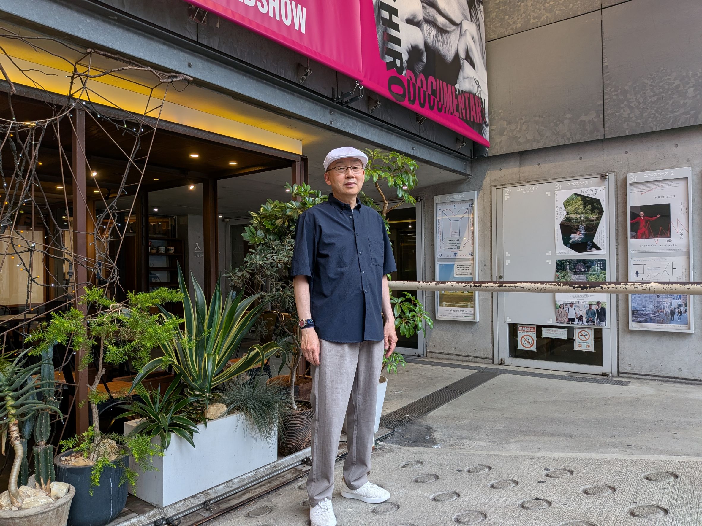 カフェを背景に斜め右から写る月乃さん